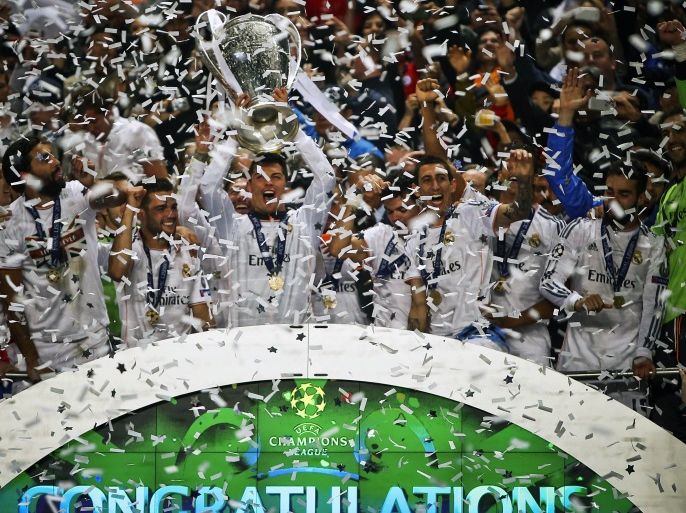 epa04223491 Real Madrid's Cristiano Ronaldo (C) and his teammates celebrate with the trophy after the UEFA Champions League final between Real Madrid and Atletico Madrid at Luz stadium in Lisbon, Portugal, 24 May 2014. Real Madrid become European champions for the 10th time by beating city rivals Atletico Madrid 4-1 after extra time. EPA/MARIO CRUZ