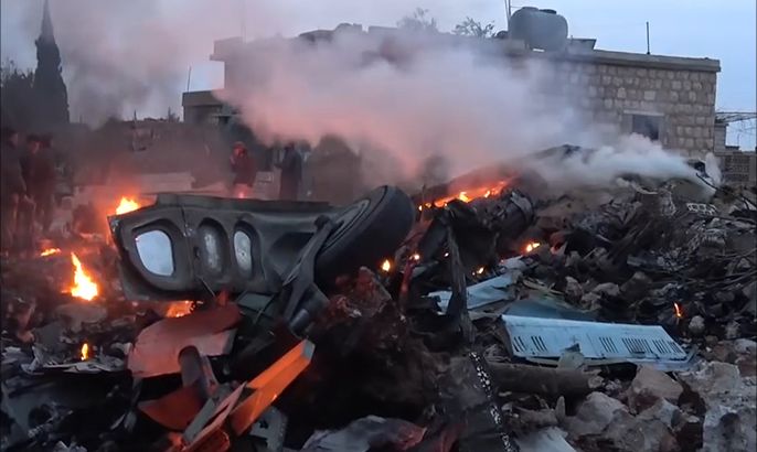 صور لحطام الطائرة الروسية التي سقطت بريف إدلب