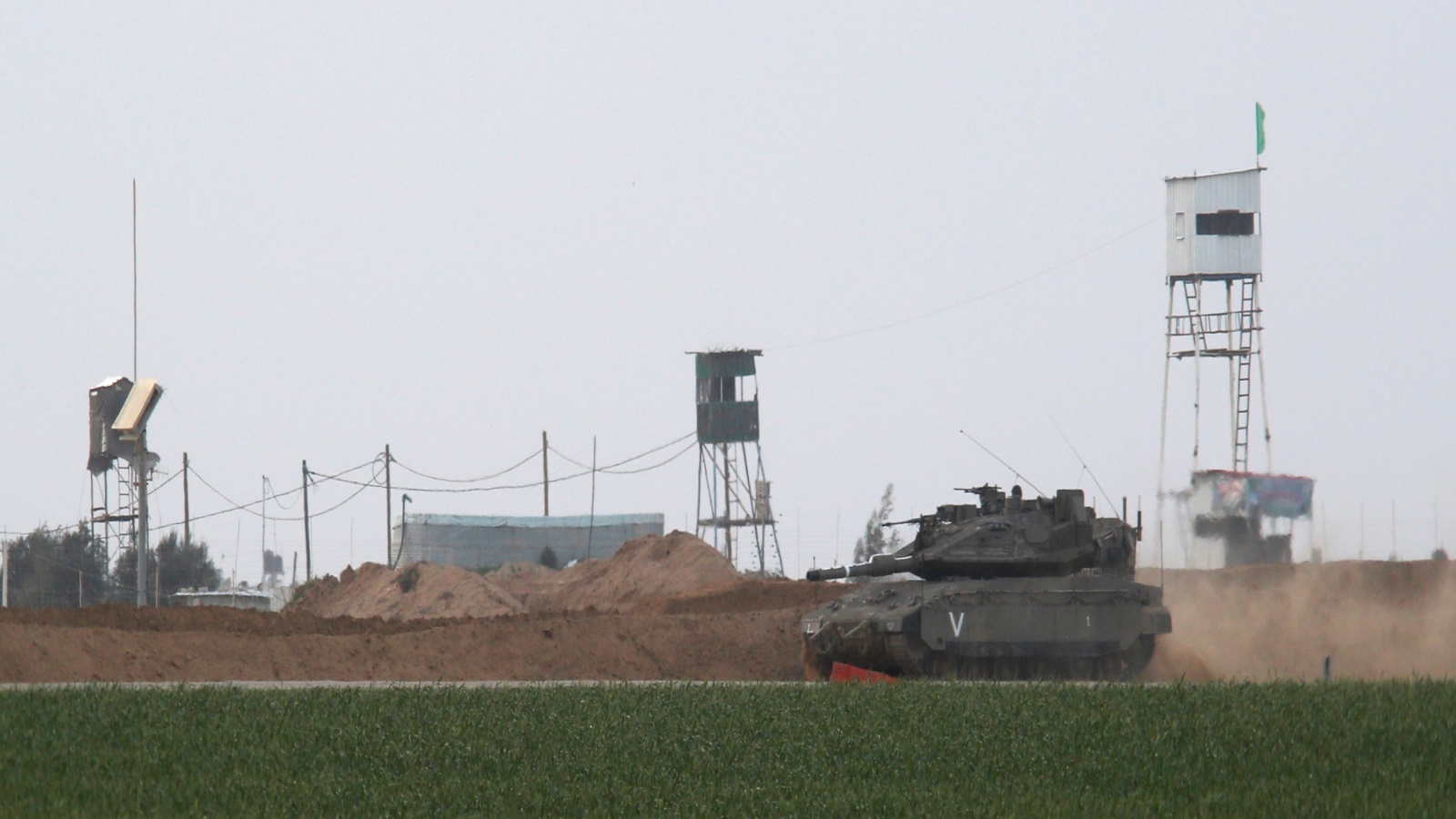 دبابة إسرائيلية بدورية على الحدود مع غزة في خضم التصعيد ضد القطاع وقصف عدة مواقع للمقاومة