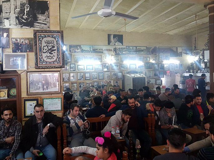 تكتظ مقاهي بغداد بالشباب العاطلين عن العمل والباحثين عن وظائف حكومية