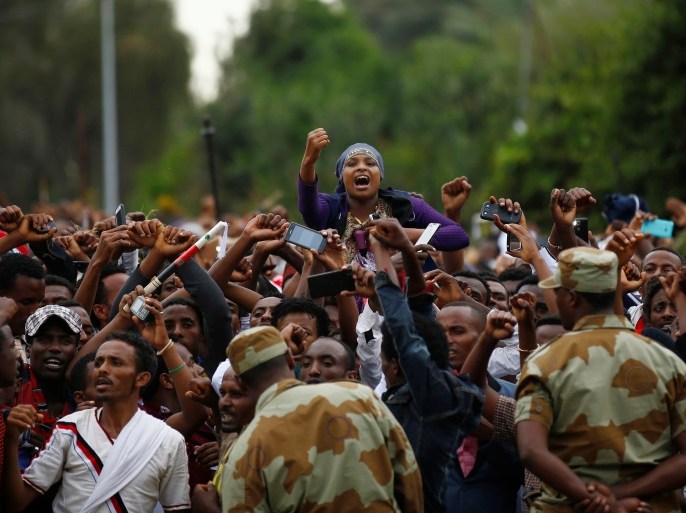 Demonstrators chant slogans while flashing the Oromo protest gesture during Irreecha, the thanksgiving festival of the Oromo people, in Bishoftu town, Oromia region, Ethiopia, October 2, 2016. REUTERS/Tiksa Negeri