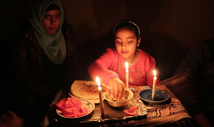 غزة.. حياة منغصة في العتمة