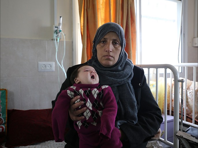 غزة، فبراير 2018، بهاء الريفي ورضيعها مؤيد، لم تجد كهرباء لتشغيل جهاز الإرذاذ (الاستنشاق أو التبخيرة).