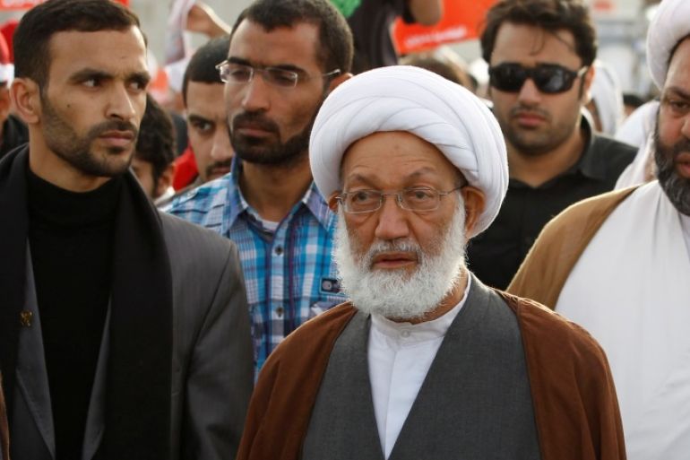Bahrain's leading Shi'ite cleric Sheikh Isa Qassim takes part in an anti-government rally in Budaiya, west of Manama, Bahrai March 9, 2012. Bahrain has stripped the spiritual leader of the kingdom's Shi'ite Muslim majority of his citizenship, state news agency BNA reported on June 20, 2016. REUTERS/Hamad I Mohammed/File Photo
