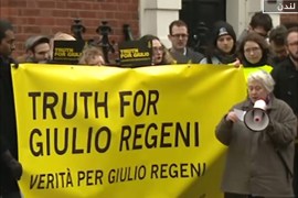 يتظاهر أفراد من عائلة الطالب الإيطالي جوليو ريجيني وأصدقائه، وناشطون حقوقيون، أمام السفارة المصرية في لندن لمطالبة السلطات المصرية بكشف الحقيقة في الذكرى الثانية لمقتله في مصر.