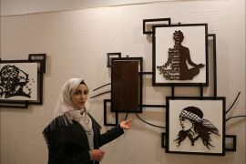 فرجت ابو سمرة، فنانة تشكيلية مشاركة بمعرض دون توضيح.