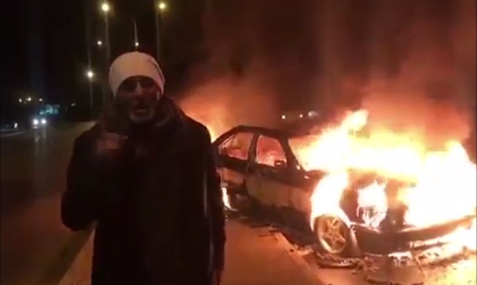 مواطن أردني يحرق سيارته احتجاجا على رفع الأسعار
