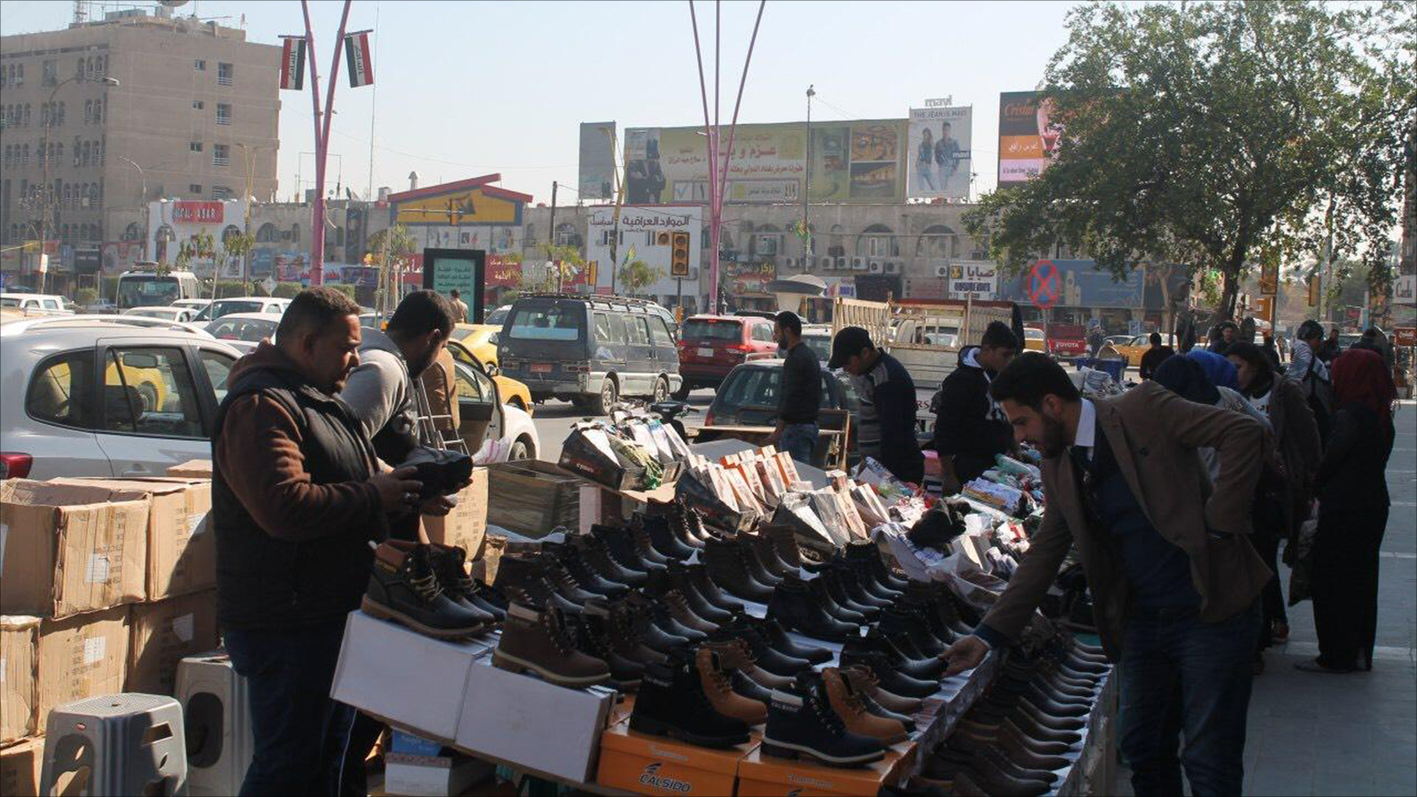 ‪كثير من الشباب العراقيين يضطرون للعمل في مهن متواضعة بسبب قلة فرص التوظيف‬ (الجزيرة)