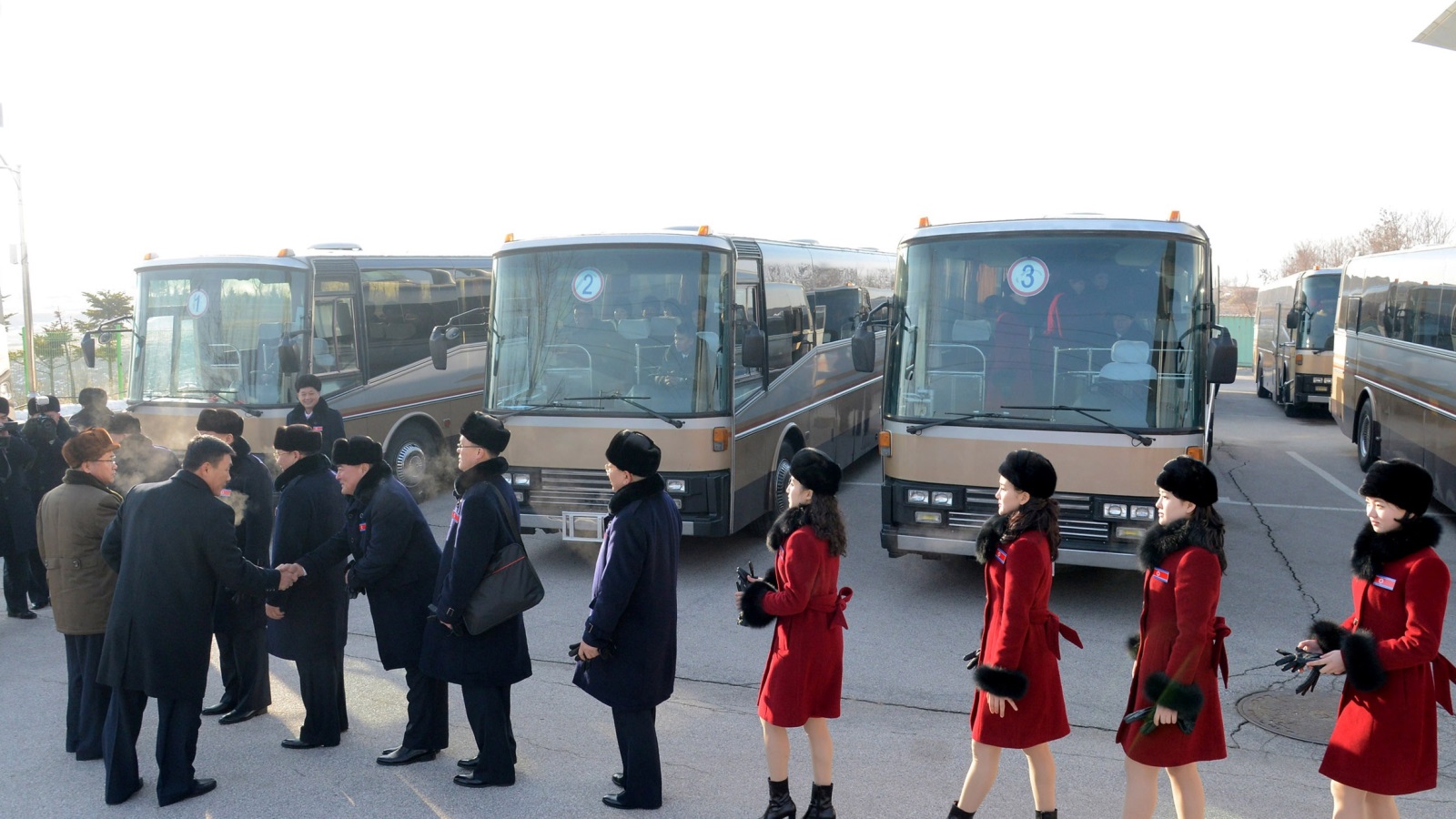 الوفد الكوري الشمالي يغادر إلى بيونغ تشانغ للمشاركة في الأولمبياد (رويترز)
