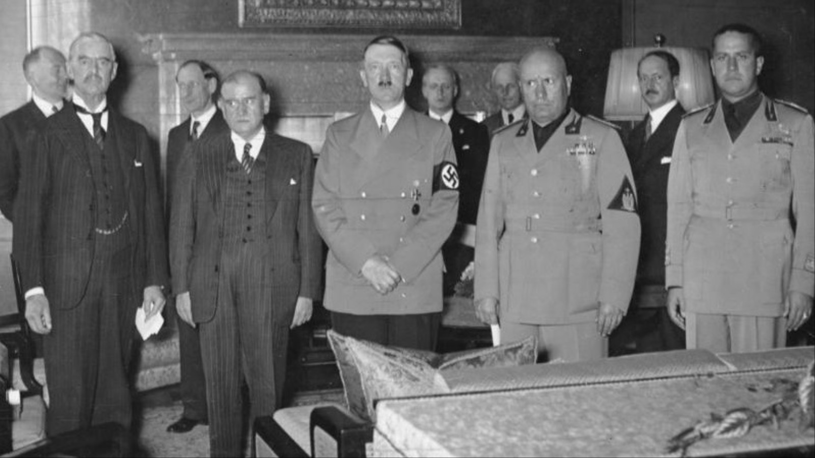 موسوليني وسيانو (على يمين الصورة بالزي الرسمي) مع هتلر (مواقع التواصل)