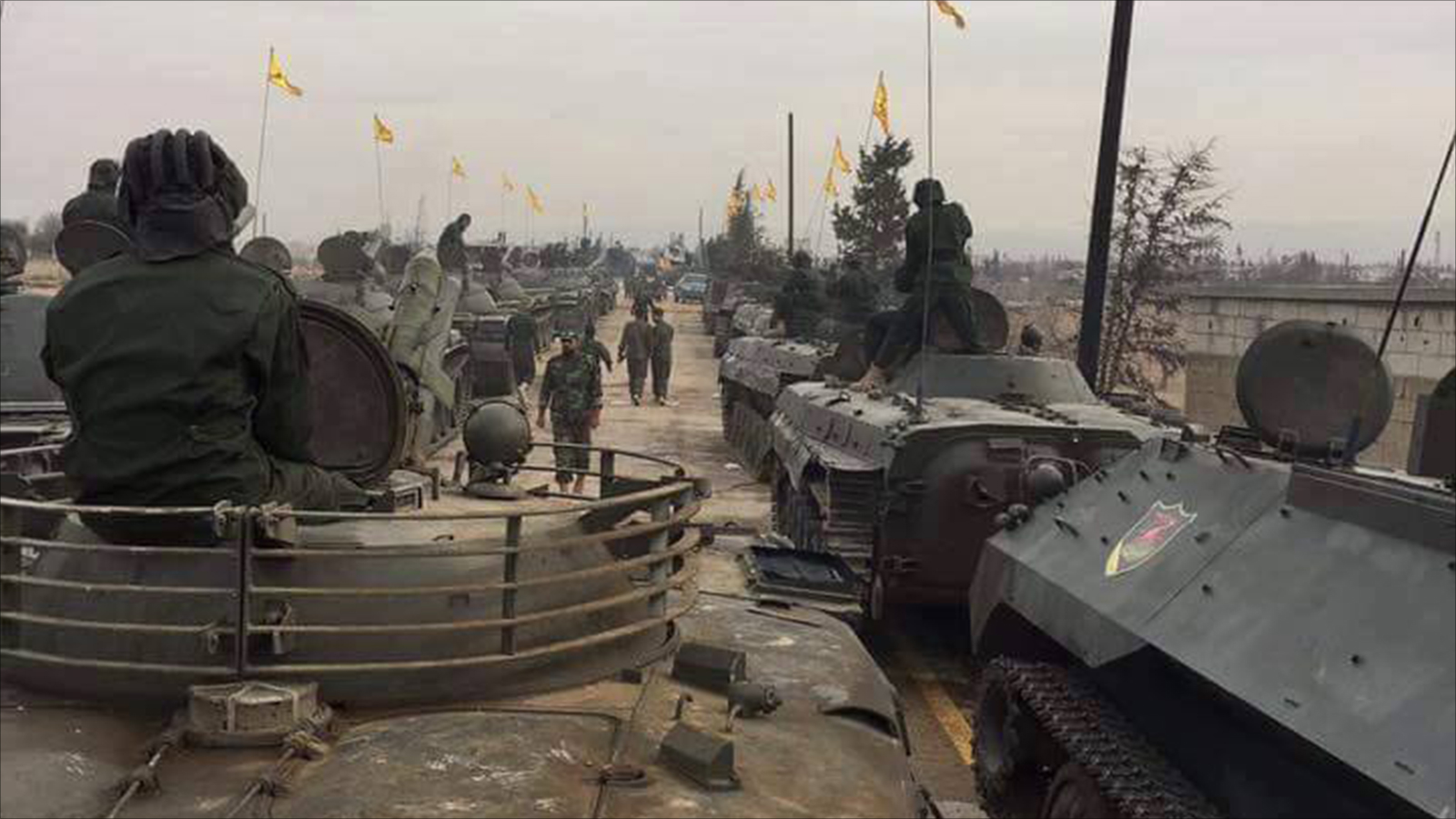 عناصر من حزب الله أثناء عرض عسكري في منطقة القلمون بحمص السورية (الجزيرة-أرشيف)