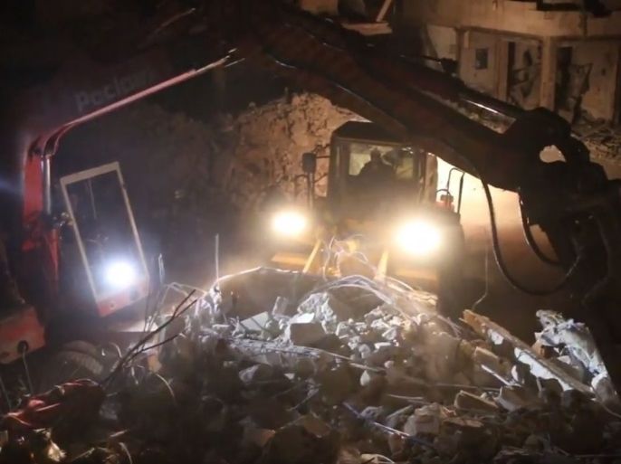 لدفاع المدني يحاول إنقاذ الضحايا من تحت الأنقاض بعد قصف روسي ليلي على معرة النعمان بريف إدلب