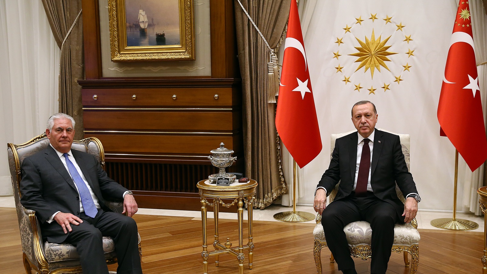 أردوغان (يمين) أثناء استقباله وزير الخارجية الأميركي في أنقرة (الأوروبية)
