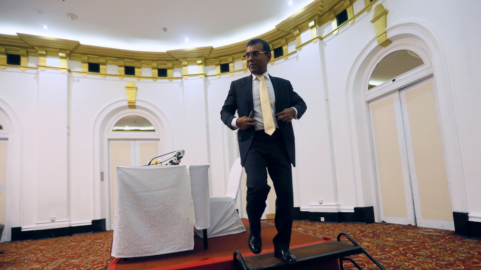 نشيد خلال مؤتمر صحفي من منفاه في كولومبو بسريلانكا