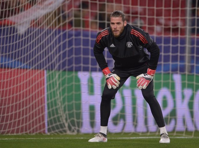 SEVILLE, SPAIN - FEBRUARY 21: David De Gea of Manchester United warms up during the UEFA Champions League Round of 16 First Leg match between Sevilla FC and Manchester United at Estadio Ramon Sanchez Pizjuan on February 21, 2018 in Seville, Spain. (Photo by Aitor Alcalde/Getty Images)