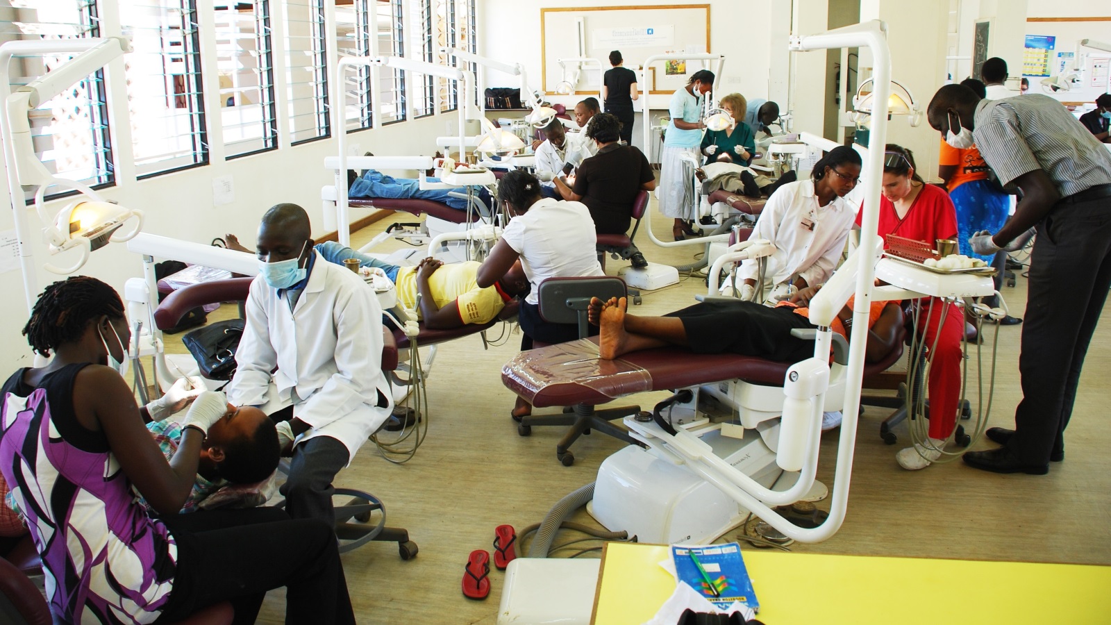 تستثمر رواندا ربع ناتجها الإجمالي في الصحة وقد وضعت برنامجا لتطوير المستشفيات والكفاءات . (الجزيرة)