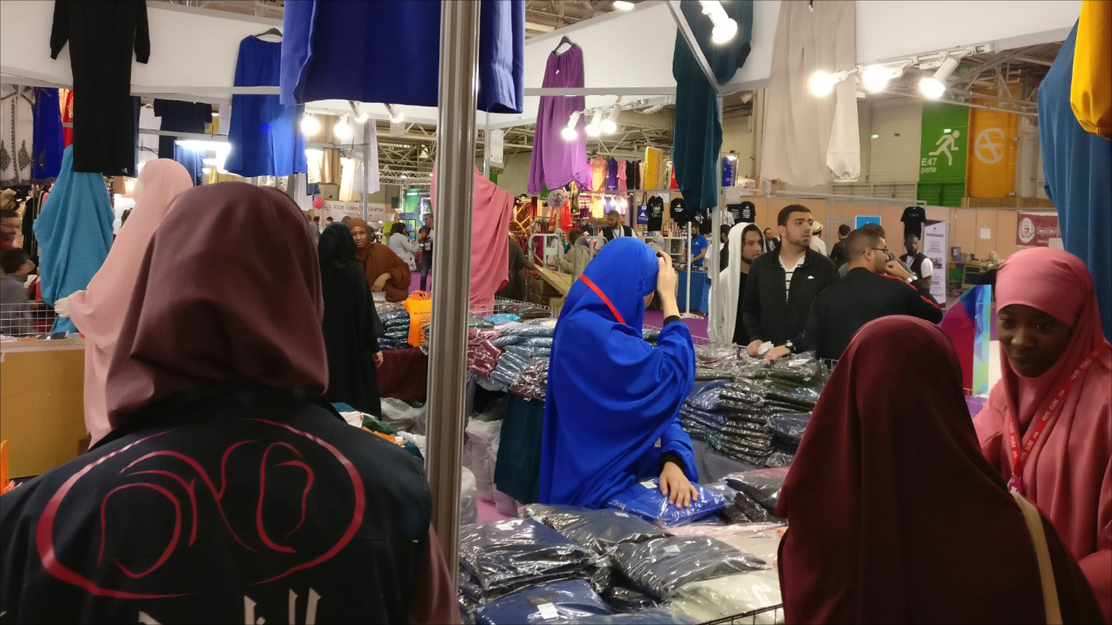 ‪نساء محجبات يخضن تجرية المشاريع الخاصة في فرنسا ببيع ملابس إسلامية‬  (الجزيرة)