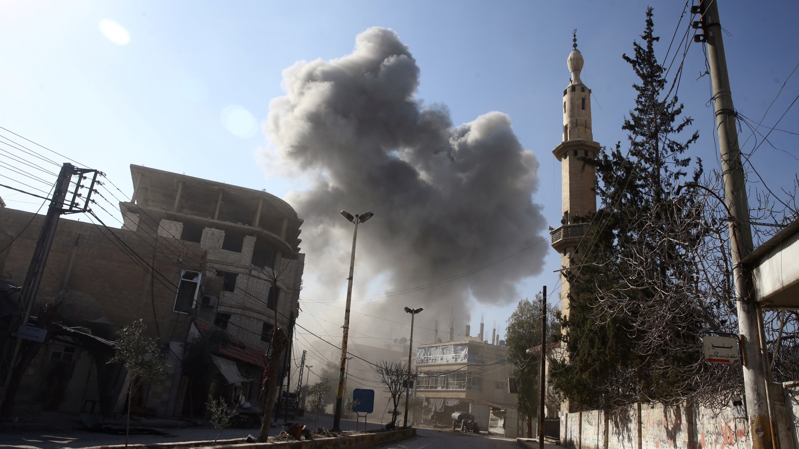 ‪الدخان يتصاعد من أحد أحياء مدينة حمورية بالغوطة جراء قصف جوي من النظام‬ (رويترز)
