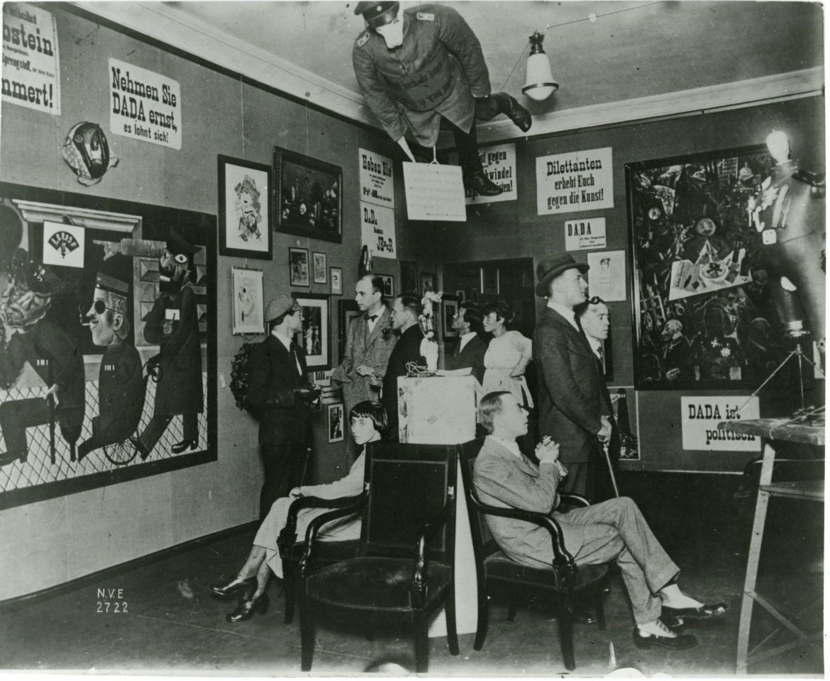 عرض لمكونات معرض الدادائية الدولي الأول، برلين، يونيو 1920 (مواقع التواصل)