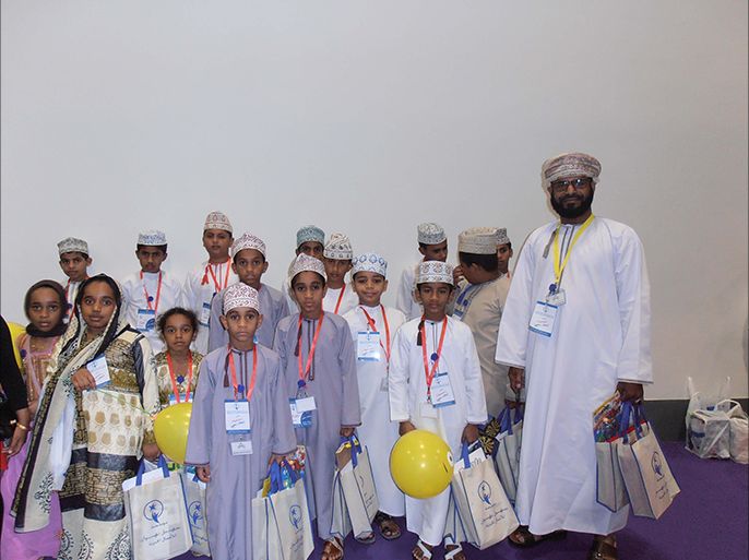 اطفال ايتام عمانيون يكفلهم فريق قريات الخيري يقتنون كتبهم من معرض مسقط للكتاب