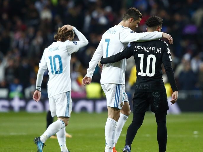 MADRID, SPAIN - FEBRUARY 14: Cristiano Ronaldo of Real Madrid and Neymar of PSG embrace at half time during the UEFA Champions League Round of 16 First Leg match between Real Madrid and Paris Saint-Germain at Bernabeu on February 14, 2018 in Madrid, Spain. (Photo by Gonzalo Arroyo Moreno/Getty Images)