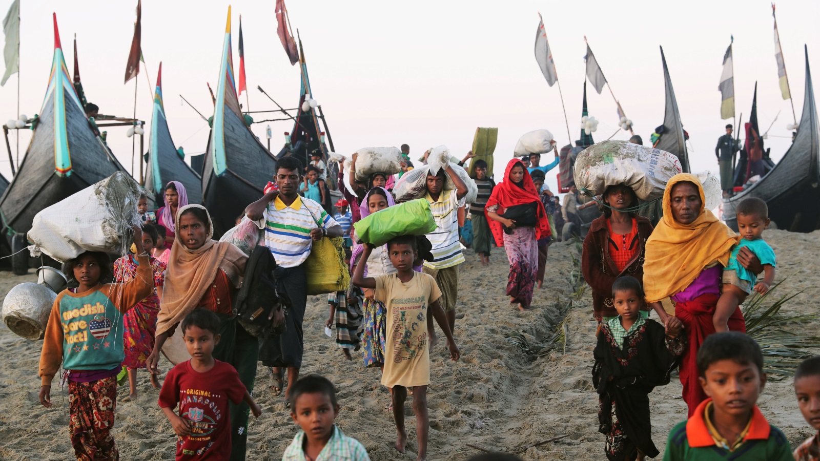 أكثر من 600 ألف من أقلية الروهينغا المسلمة فروا من الموت في ميانمار إلى بنغلادش (رويترز)
