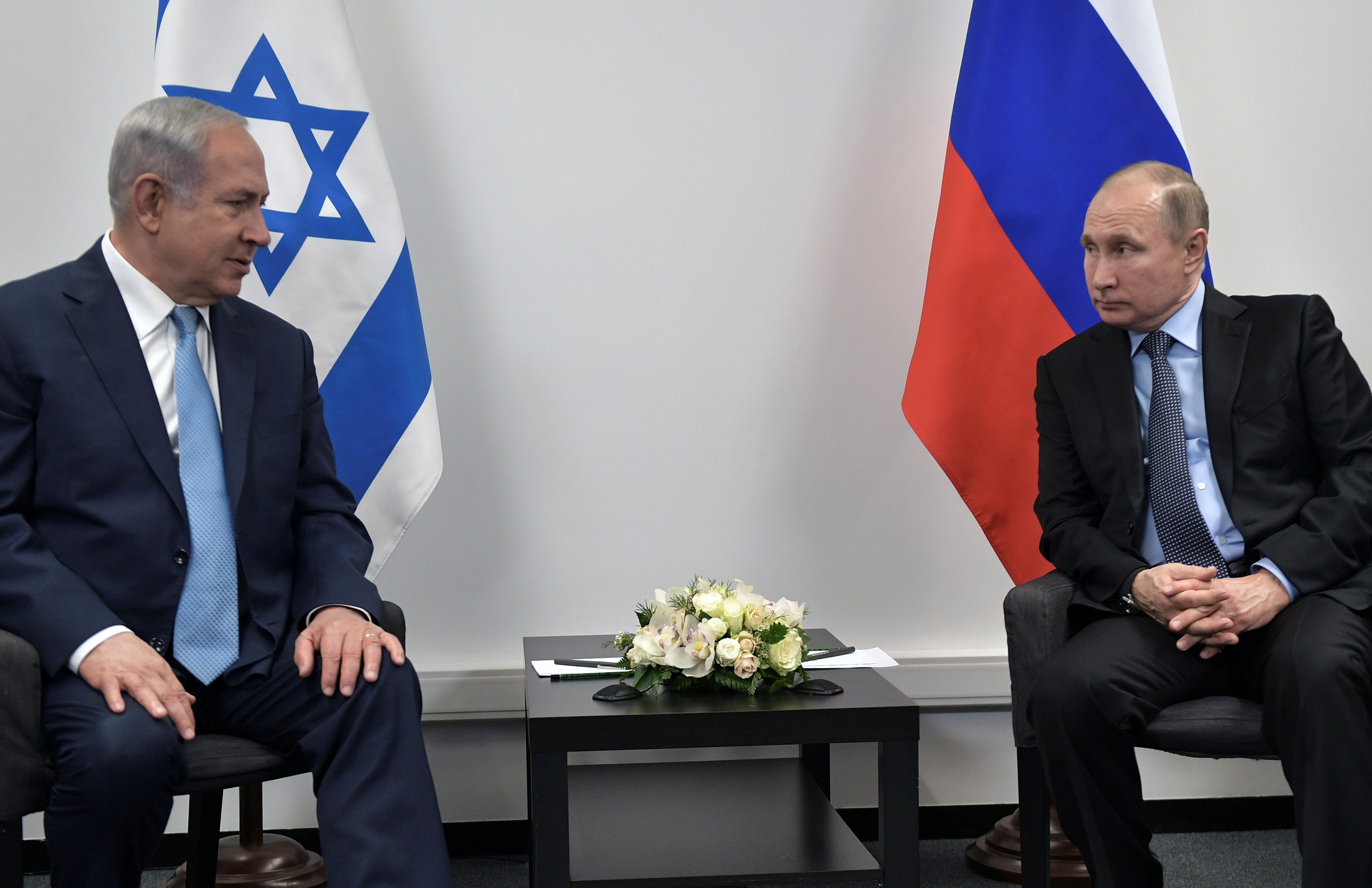 يلعب بوتين دور صانع سلام محتمل بين إسرائيل والفلسطينيين (رويترز)