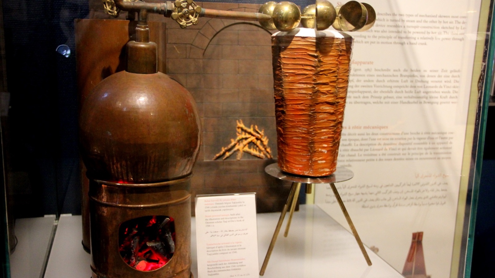 آلة صناعة الشاورما  في متحف العلوم الإسلامية بإسطنبول (مواقع التواصل)