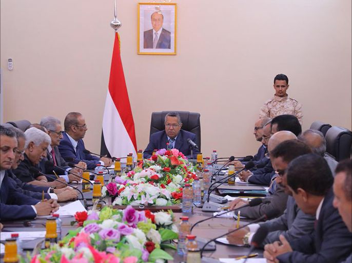 رئيس الحكومة اليمنية أحمد عبيد بن دغر يرأس اجتماعا لمجلس الوزراء في عدن الصورة من صفحته الرسمية