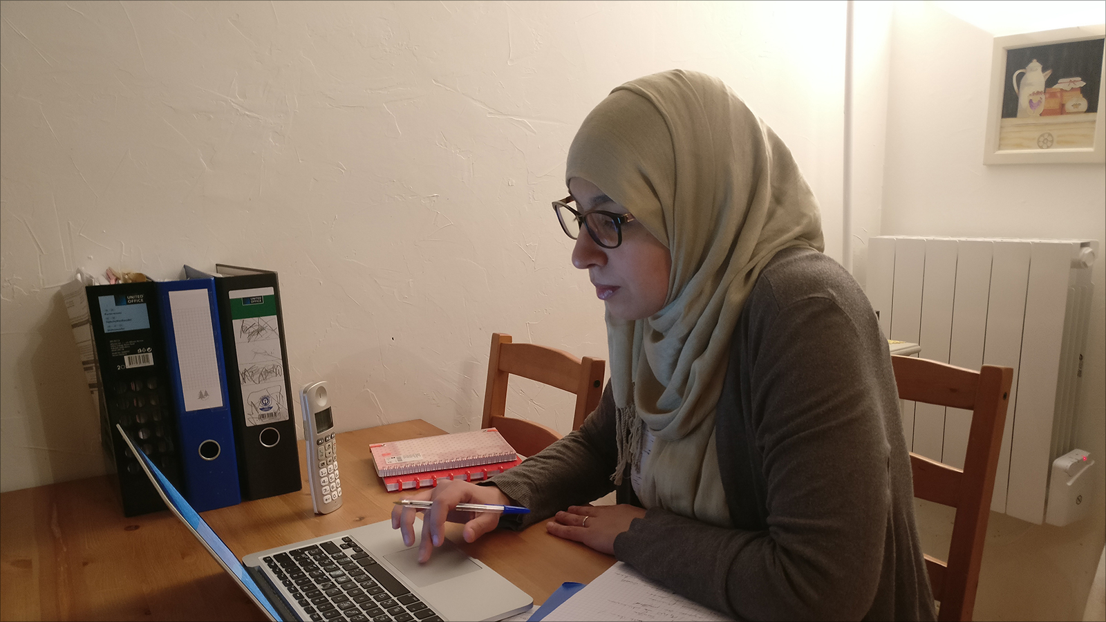 المهندسة خديجة الأبيض فضلت الاستقالة والعمل من المنزل بعد قرارها ارتداء الحجاب قبل سبع سنوات (الجزيرة)