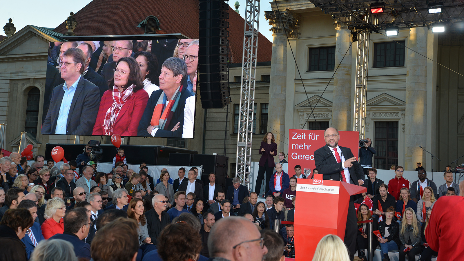 أكثر من ثلثي أعضاء الحزب الاشتراكي صوتوا الأحد لصالح مشاركة حزبهم في حكومة ألمانية جديدة بقيادة ميركل(الجزيرة نت)