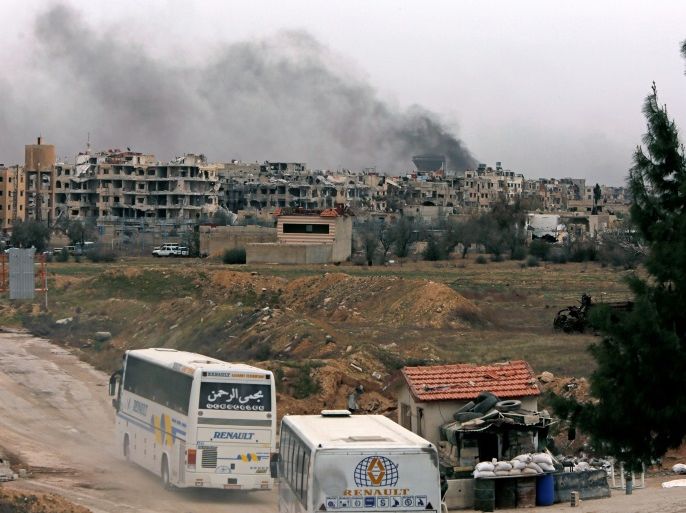 حافلات تدخل مدينة حرستا في الغوطة لنقل المهجرين