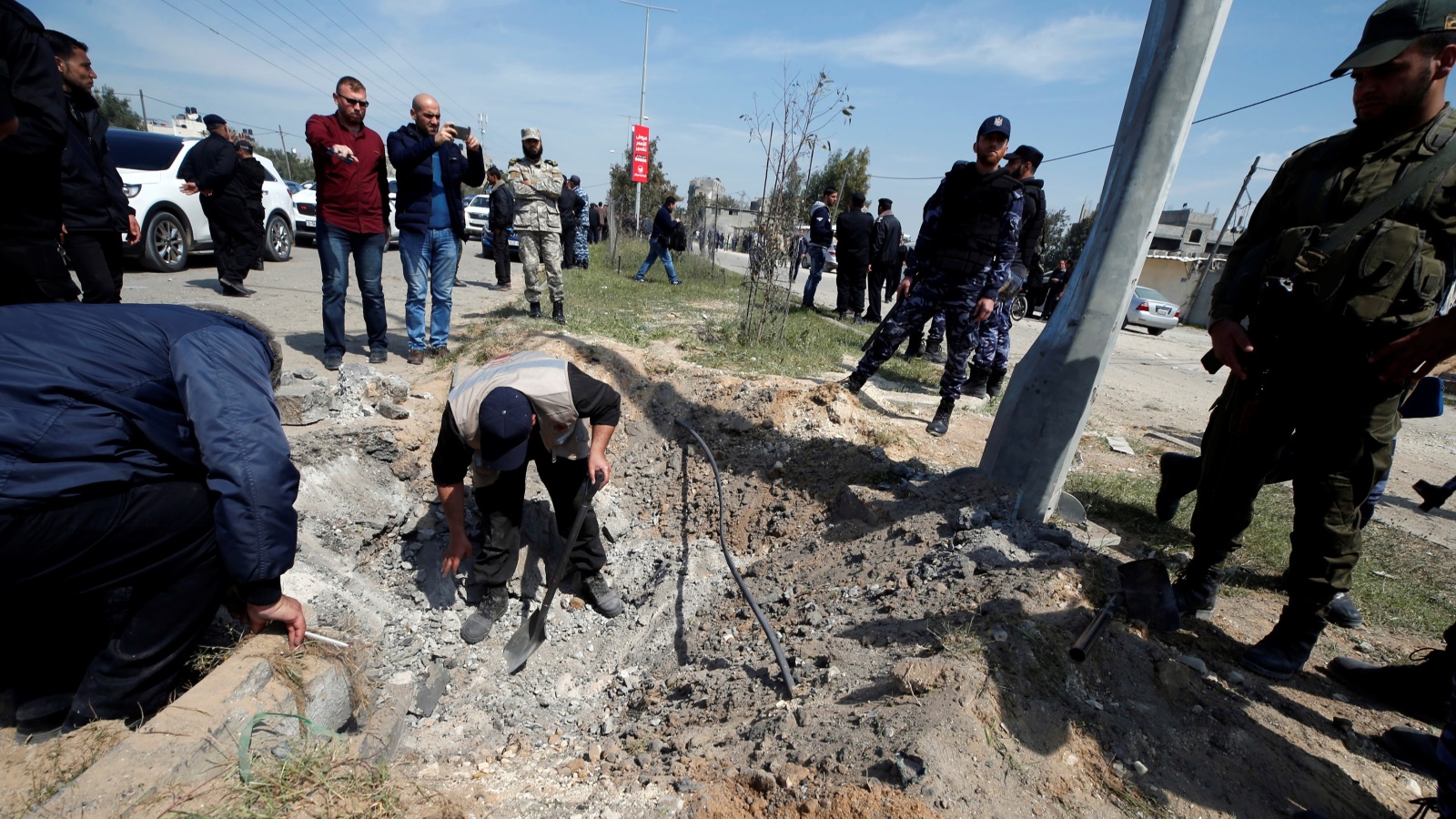 ‪(رويترز)‬ الأجهزة الأمنية تعاين موقع الانفجار في بيت حانون شمالي قطاع غزة