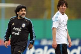 epa02168796 Argentinean national soccer team head coach, Diego Armando Maradona (L), gives instructions to his player Lionel Messi (R) during a training session in Buenos Aires, Argentina, on 22 May 2010. Argentina will take part on the Group B of the FIFA World Cup South Africa 2010 along Nigeria, South Africa and Greece. EPA/Cezaro De Luca