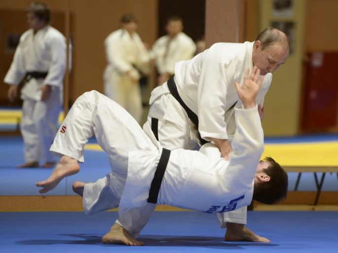 epa05093071 Russian President Vladimir Putin (B) takes part in a training session of the Russian national Judo team in Sochi, Russia, 08 January 2016. EPA/ALEXEI NIKOLSKY/SPUTNIK/KREMLIN POOL MANDATORY CREDIT/SPUTNIK