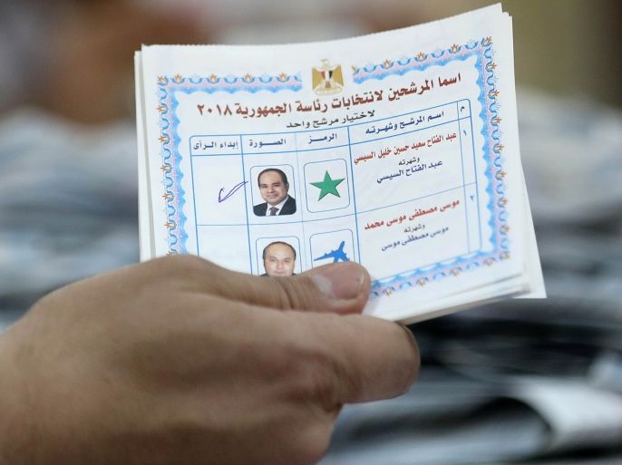 An electoral worker displays a ballot after polls closed during the presidential election in Cairo, Egypt, March 28, 2018. REUTERS/Mohamed Abd El Ghany