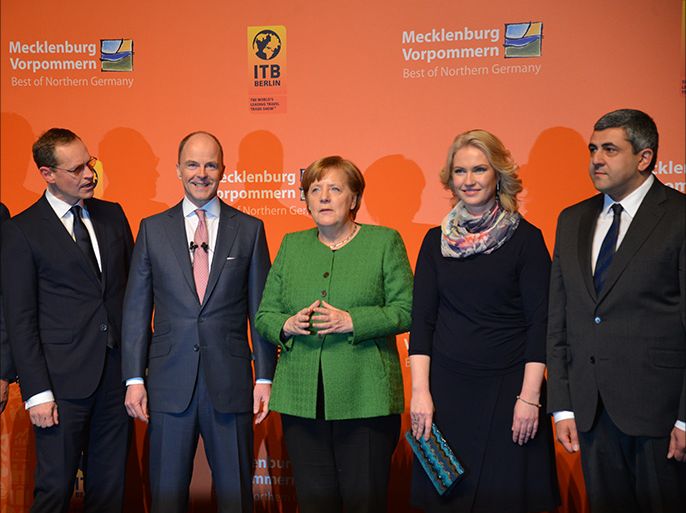 ميركل افتتحت بورصة برلين السياحية العالمية برفقة الأمين العم لمنظمة السياحة العالمية زوراب بولويكشفيلي يمين.