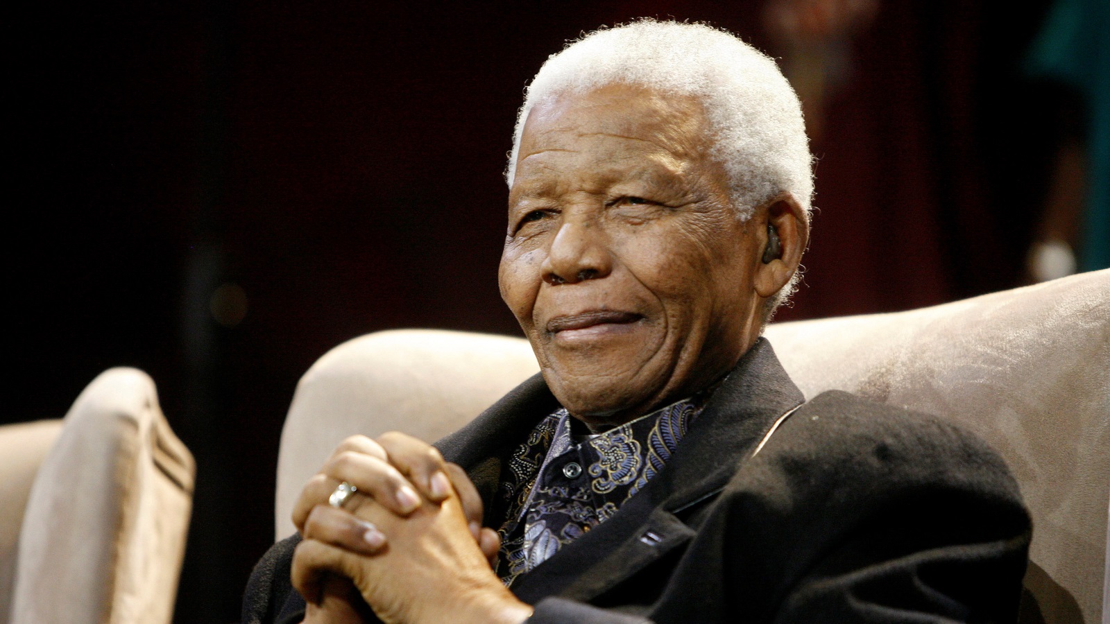 نيلسون مانديلا، سياسي مناهض لنظام الفصل العنصري في جنوب إفريقيا، شغل منصب رئيس جنوب إفريقيا 1994-1999 (رويترز)