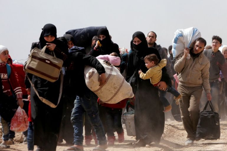 مدنيون يخرجون من الغوطة الشرقية فرارا من حملة دامية يشنها النظام السوري وروسيا