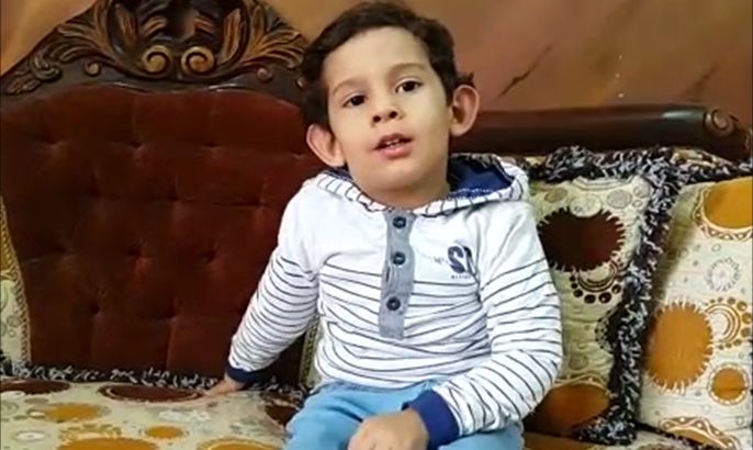 هجرس طفل مصري مصاب بالضمور العضلي الشوكي