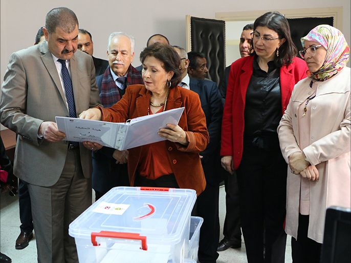 أعضاء هيئة الحقيقة والكرامة يسلمون أول ملف للهيئة إلى القضاء بمحافظة قابس/جنوب تونس/مارس/آذار 2018