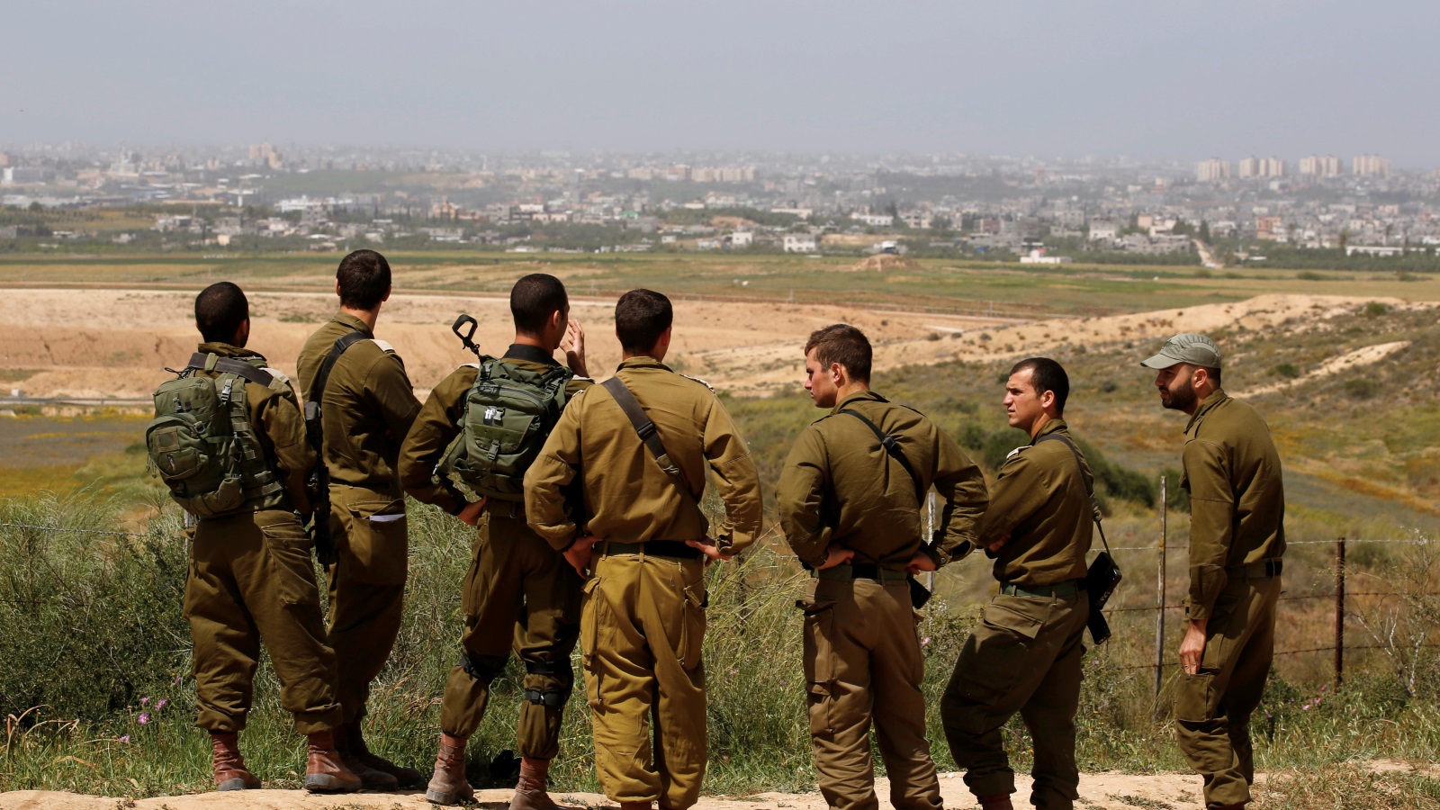 ‪جنود إسرائيليون يراقبون ما يحدث داخل حدود قطاع غزة‬ (رويترز)