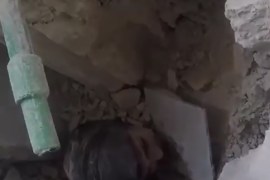 الدفاع المدني السوري ينقذ طفلة غطى الركام جسدها