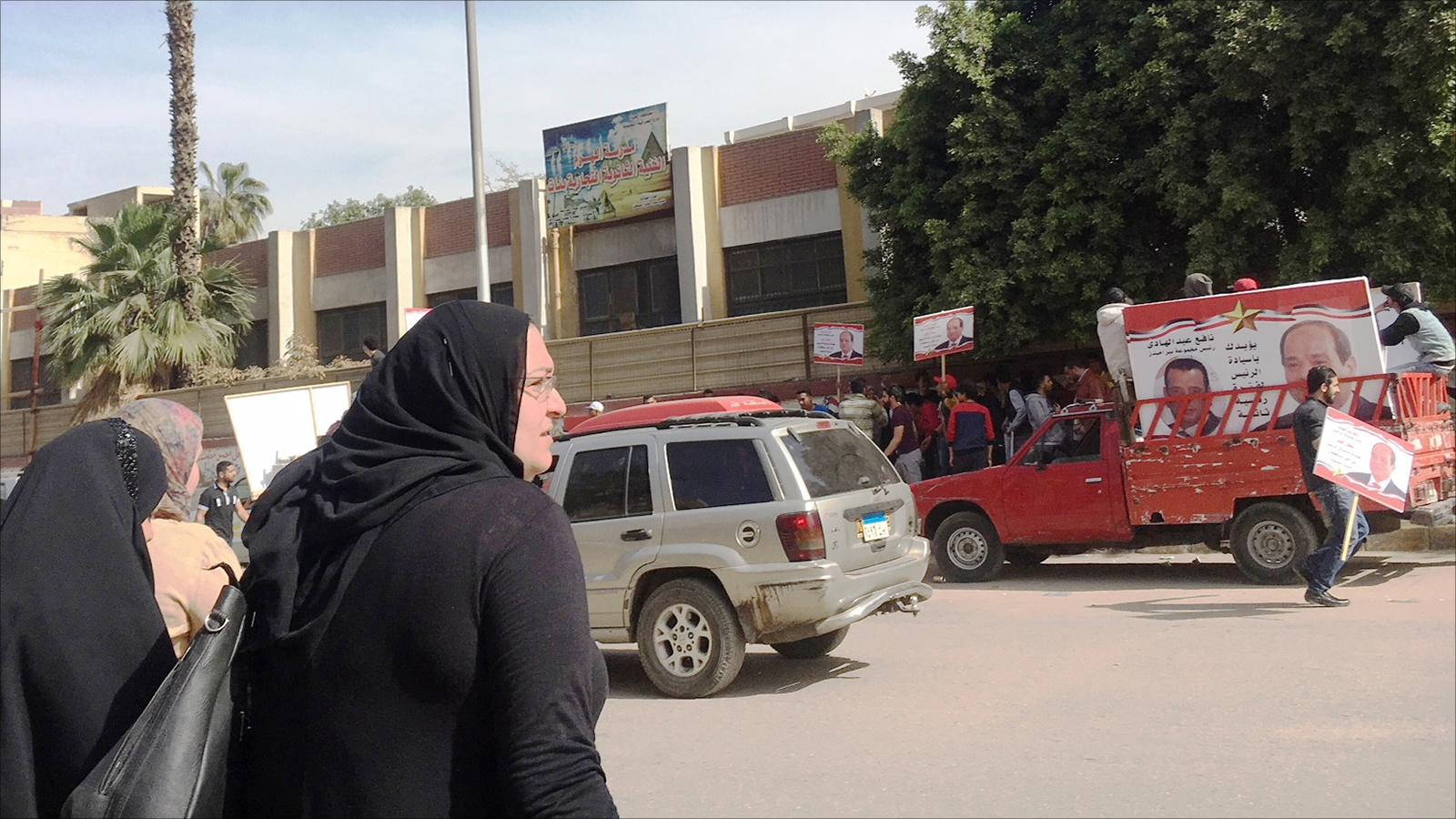 نساء خلال توجههن لمركز انتخابي(الجزيرة)