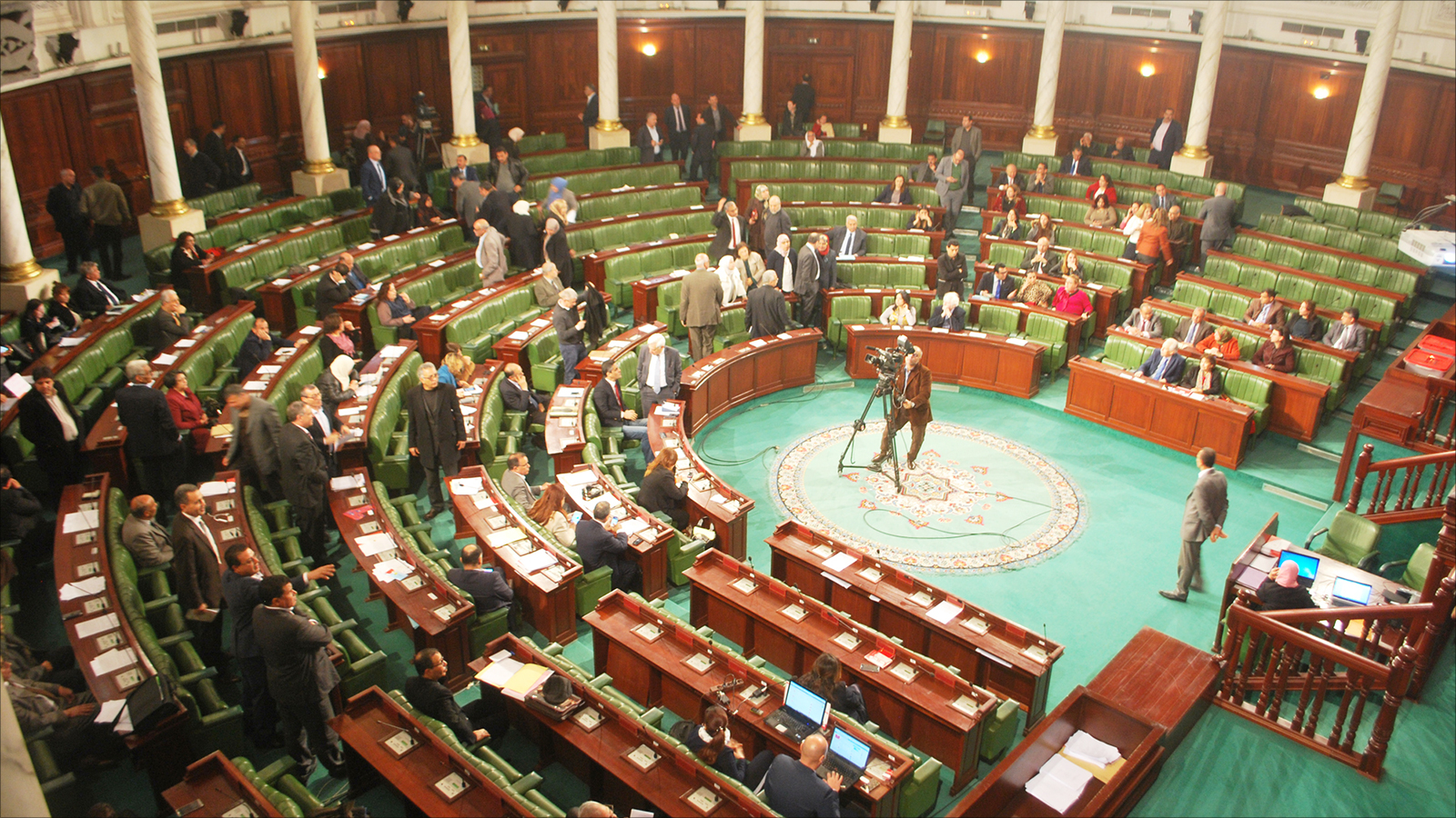 ‪حالة من الفوضى تسود البرلمان التونسي بسبب الخلاف حول تمديد عمل هيئة الحقيقة والكرامة‬ (الجزيرة)