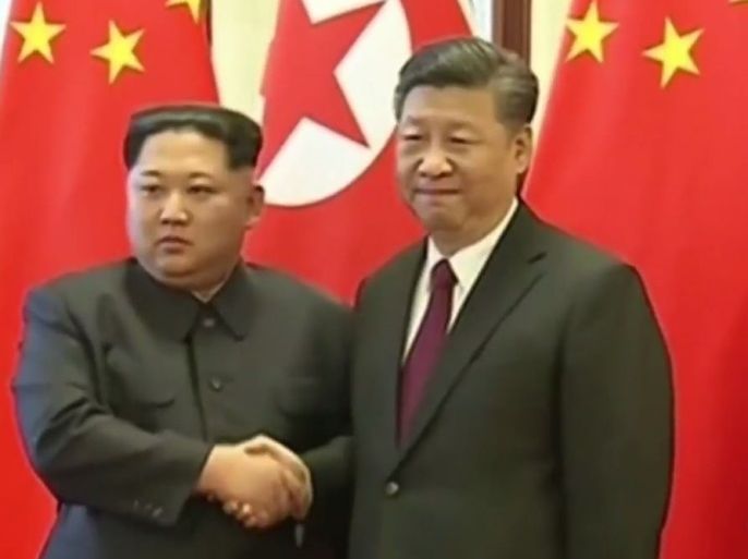الرئيس الصيني (يمين) يستقل زعيم كوريا الشمالية في بكين