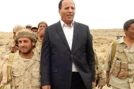 الوزير عبدالعزيز جباري خلال زيارته لجبهة القتال في نهم شرق صنعاء الصورة من صفحته