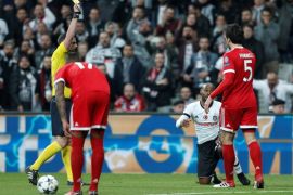 Soccer Football - Champions League Round of 16 Second Leg - Besiktas vs Bayern Munich - Vodafone Arena, Istanbul, Turkey - March 14, 2018 Bayern Munich's Mats Hummels is shown a yellow card by referee Michael Oliver after a foul on Besiktas' Vagner Love REUTERS/Murad Sezer