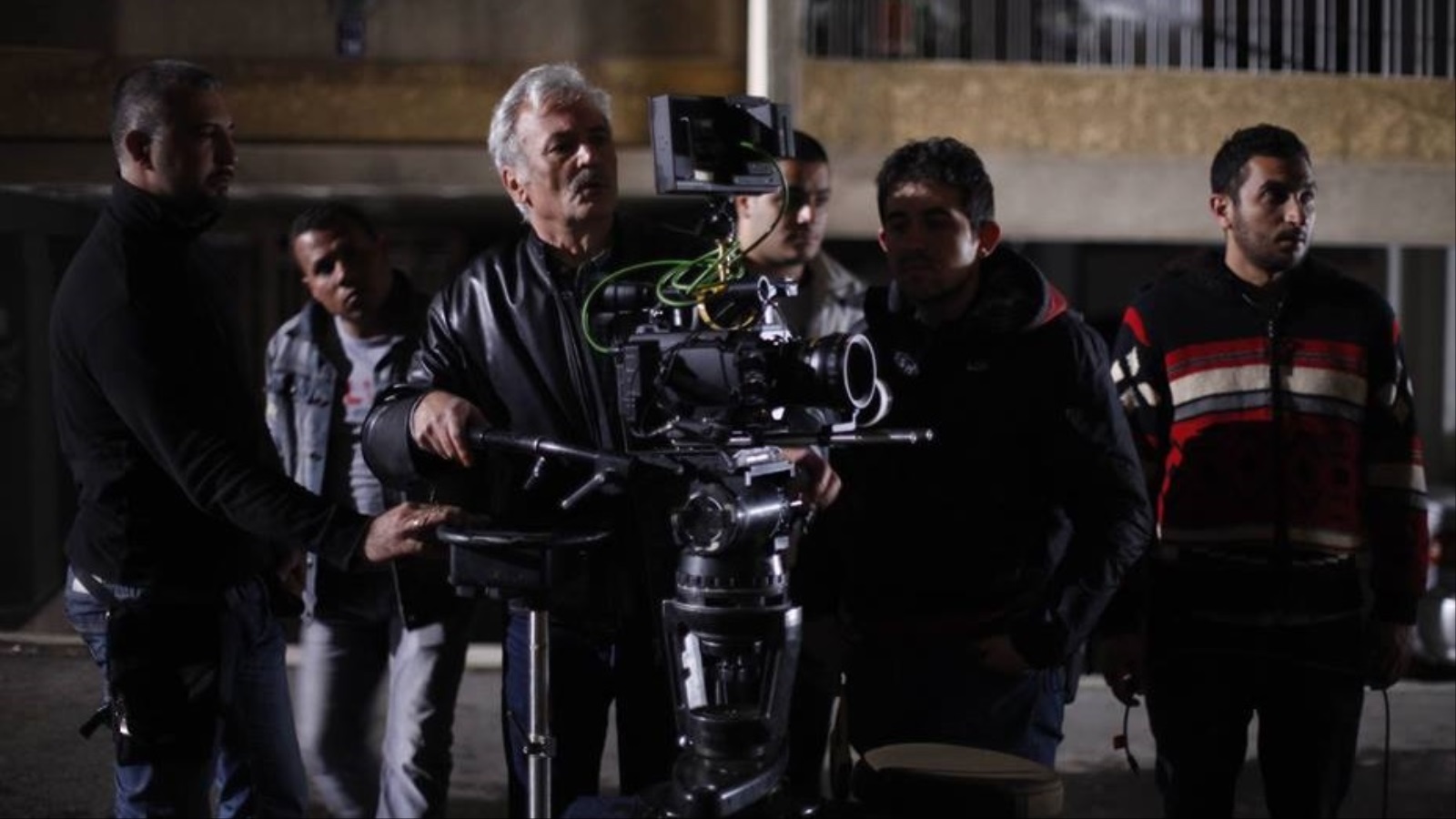مدير التصوير اليوناني أندرياس سينانوس خلال تصوير الفيلم (مواقع التواصل)