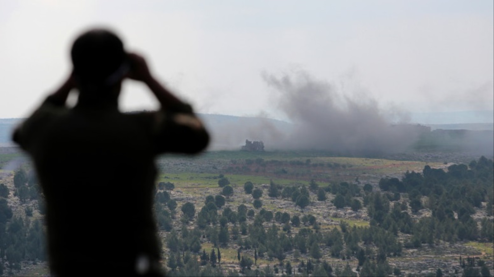 ‪مقاتل من الجيش الحر يراقب عمليات القصف على مواقع الوحدات الكردية قرب قرية دير مشمش جنوب غرب مدينة عفرين‬ (الأوروبية)